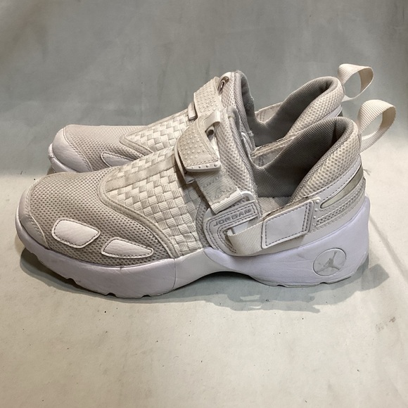 NIKE
JORDAN TRUNNER LX 'TRIPLE WHITE' 897992-100 - Picture 4 of 11